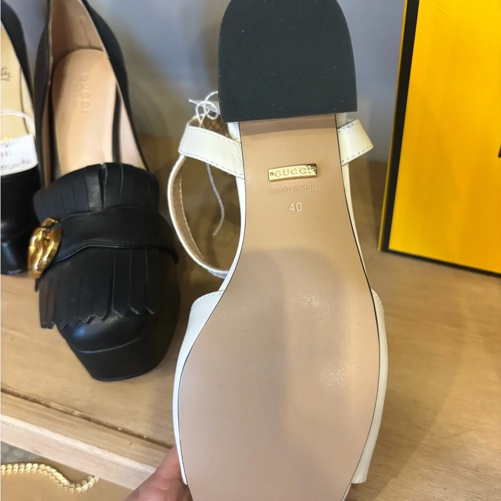 Gucci Cream Sandals with Gold Details - Picture 3 of 3